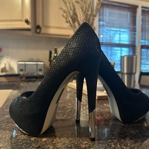 Size 8 1/2. Boutique 9. 6 inch heels. Worn once. Looks brand new.